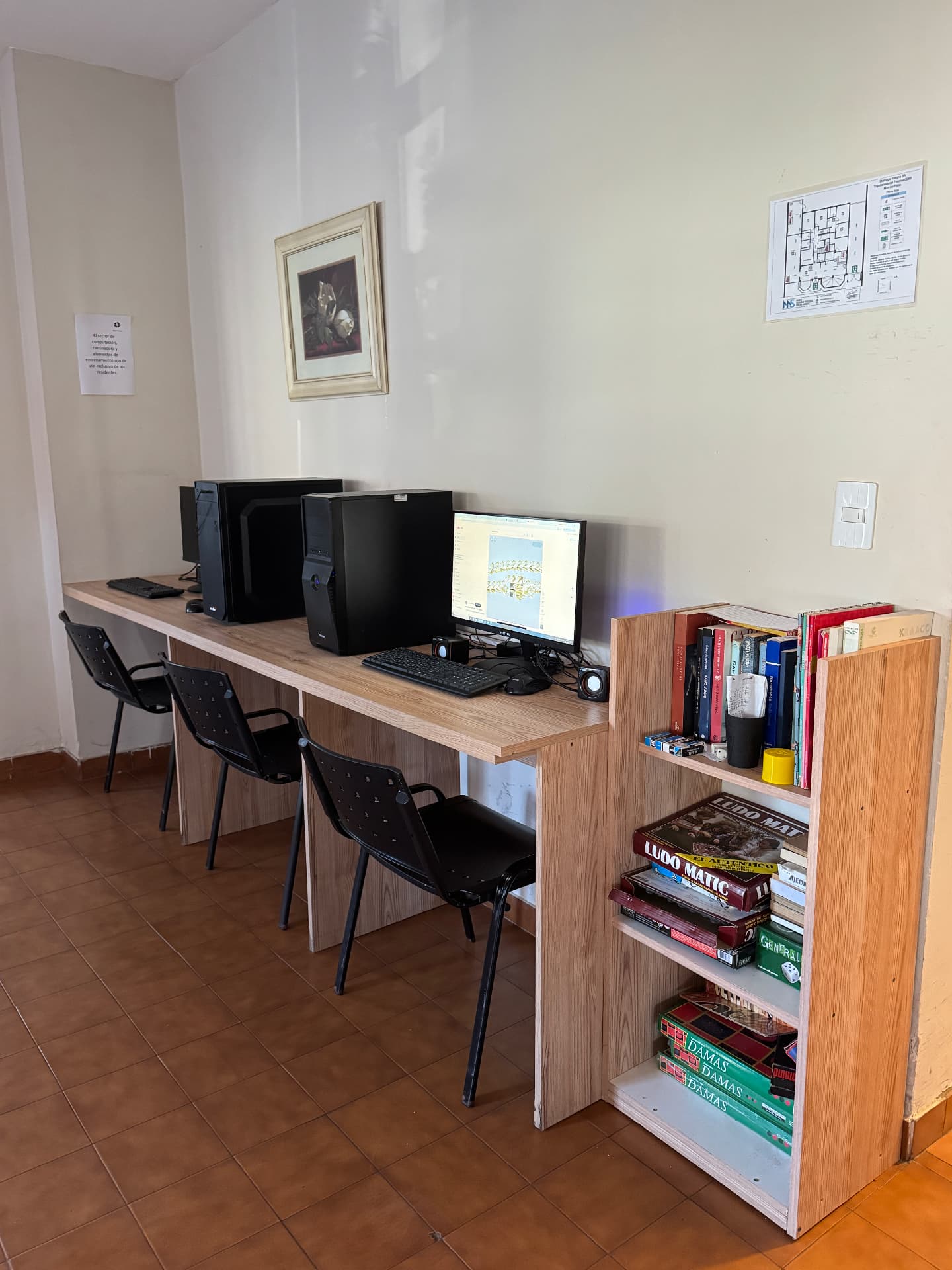 Sala de computación y juegos de mesa