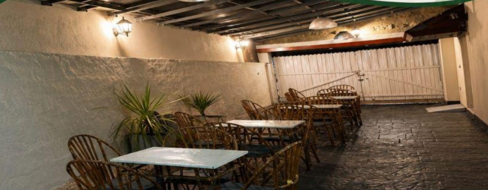Confitería y patio semicubierto