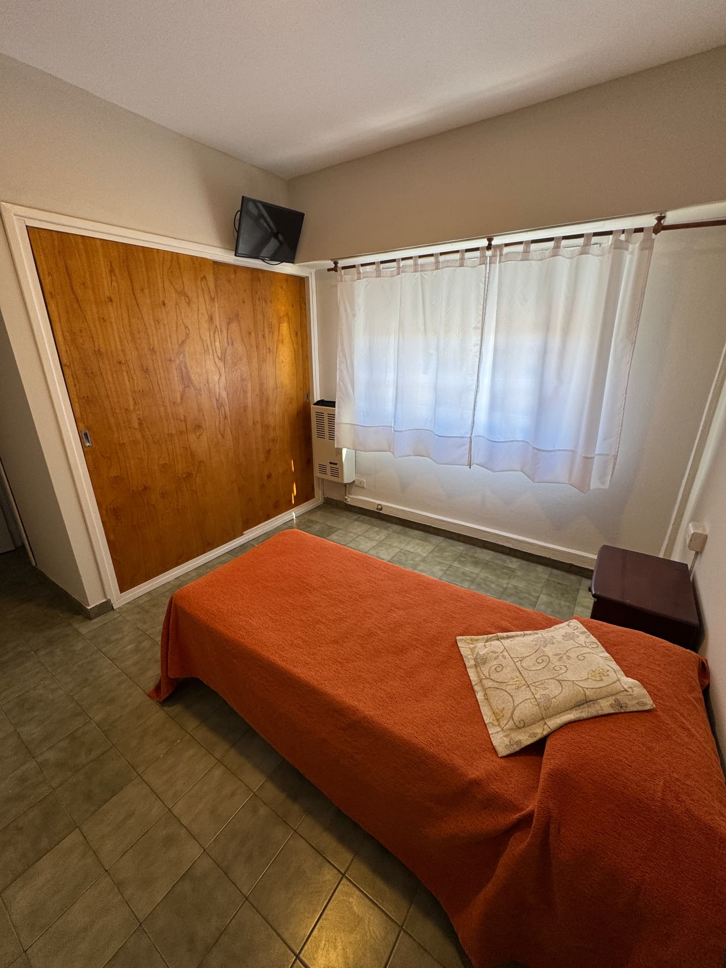 Habitación con TV y calefacción