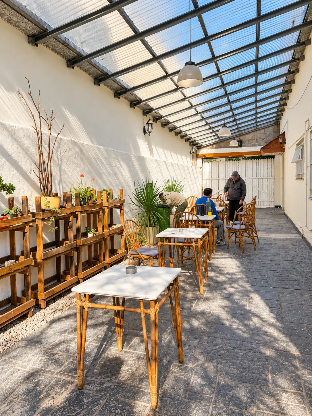 Patio semicubierto