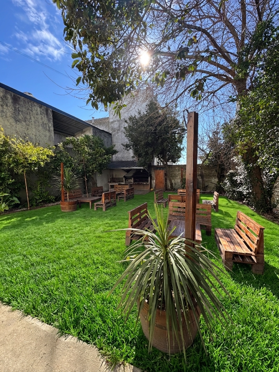 Jardín con parrilla y estar al aire libre
