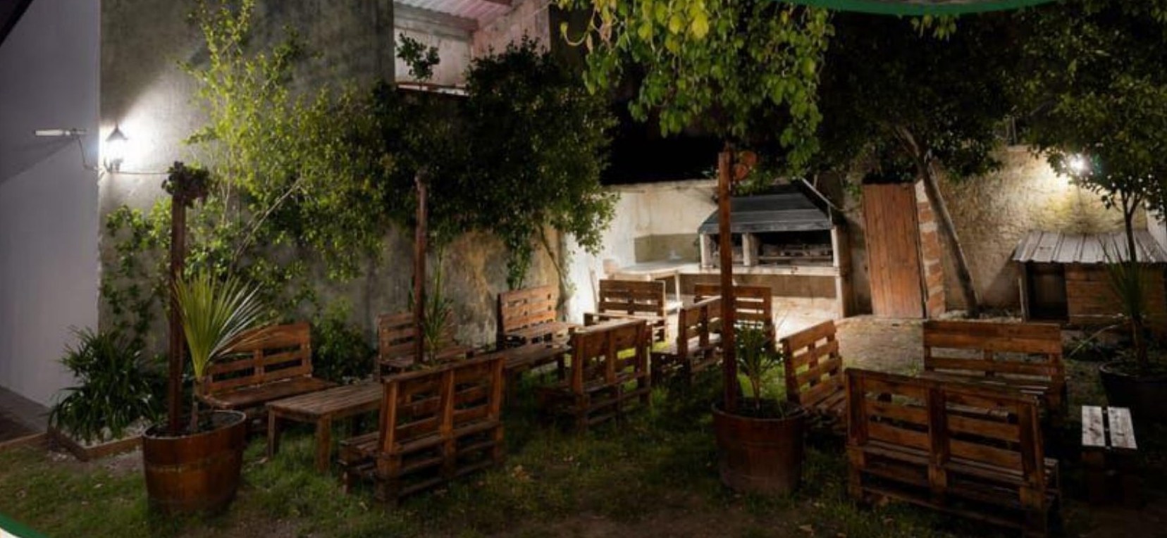 Jardín parquizado con parrilla
