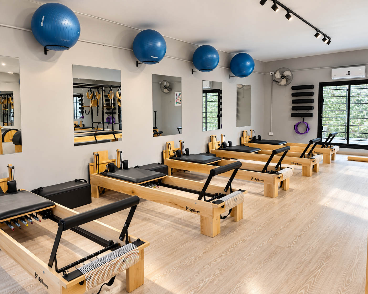 Sala de Pilates de Saint Patrick con camas reformer y material de entrenamiento